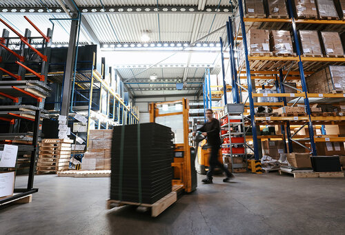 Bei der Arbeit - Lenzlinger Doppelböden - Lager