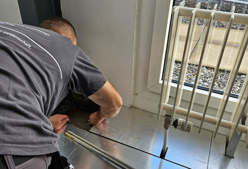 Bei der Arbeit - Lenzlinger Doppelböden - Monteur