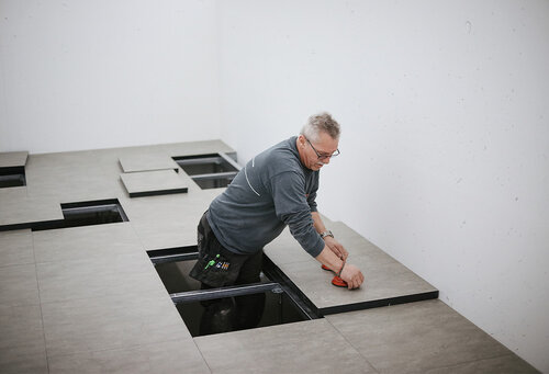 Bei der Arbeit - Lenzlinger Doppelböden - Monteur