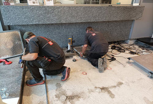 Bei der Arbeit - Lenzlinger Doppelböden - Monteur