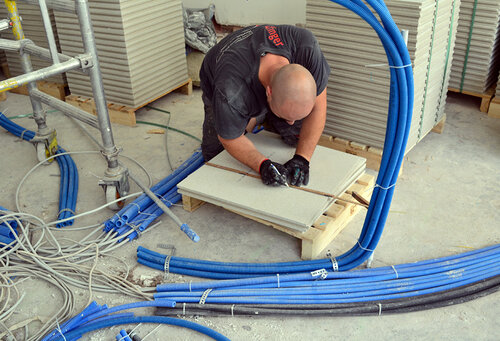 Bei der Arbeit - Lenzlinger Doppelböden - Monteur