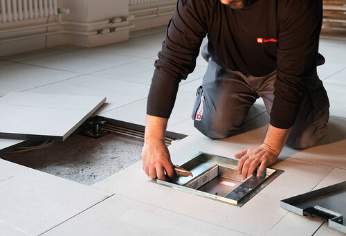 Bei der Arbeit - Lenzlinger Doppelböden - Monteur