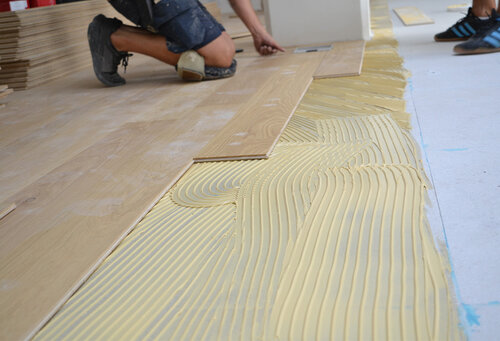 Bei der Arbeit - Lenzlinger Bodenbeläge AG - Bodenleger