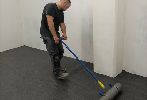Bei der Arbeit - Lenzlinger Bodenbeläge AG - Bodenleger