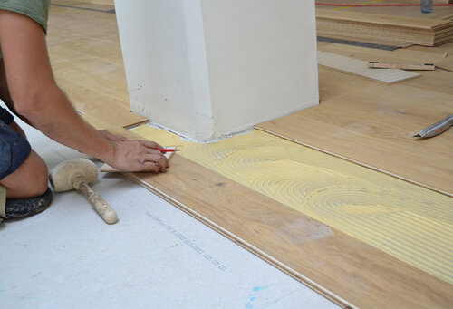 Bei der Arbeit - Lenzlinger Bodenbeläge AG - Bodenleger