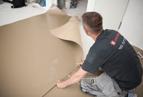 Bei der Arbeit - Lenzlinger Bodenbeläge AG - Bodenleger