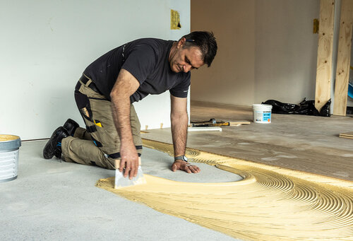 Bei der Arbeit - Lenzlinger Bodenbeläge AG - Bodenleger