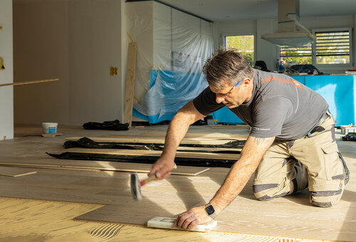 Bei der Arbeit - Lenzlinger Bodenbeläge AG - Bodenleger