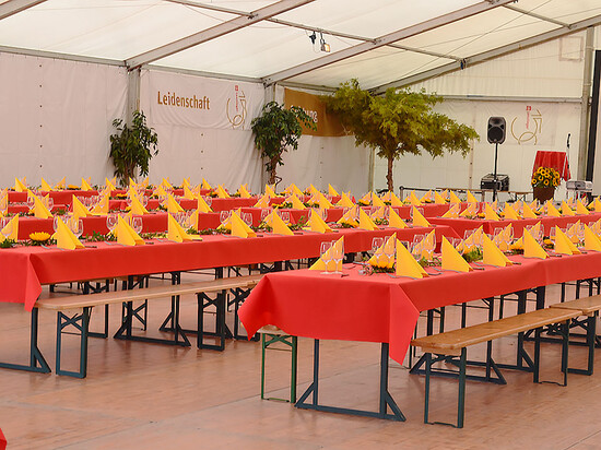 Beispiel Festbänke mit Tischtücher
