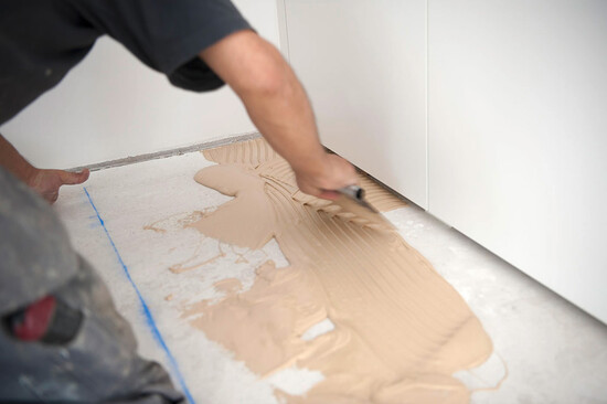 Bodenleger bei der Arbeit