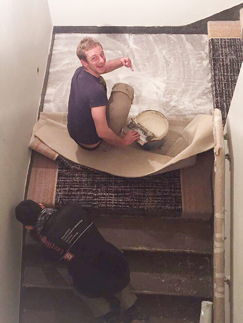 Teppich verlegen auf Treppe