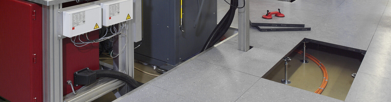 Doppelboden Hartbeläge für anspruchsvolle Einsatzbereiche, wie z.B. IT-Räume, Kommandozentralen etc.