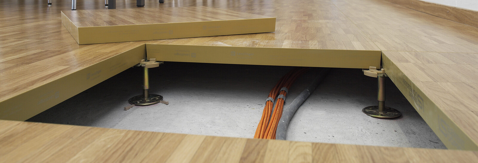 Slide Bild mit Holzbelag auf Doppelböden